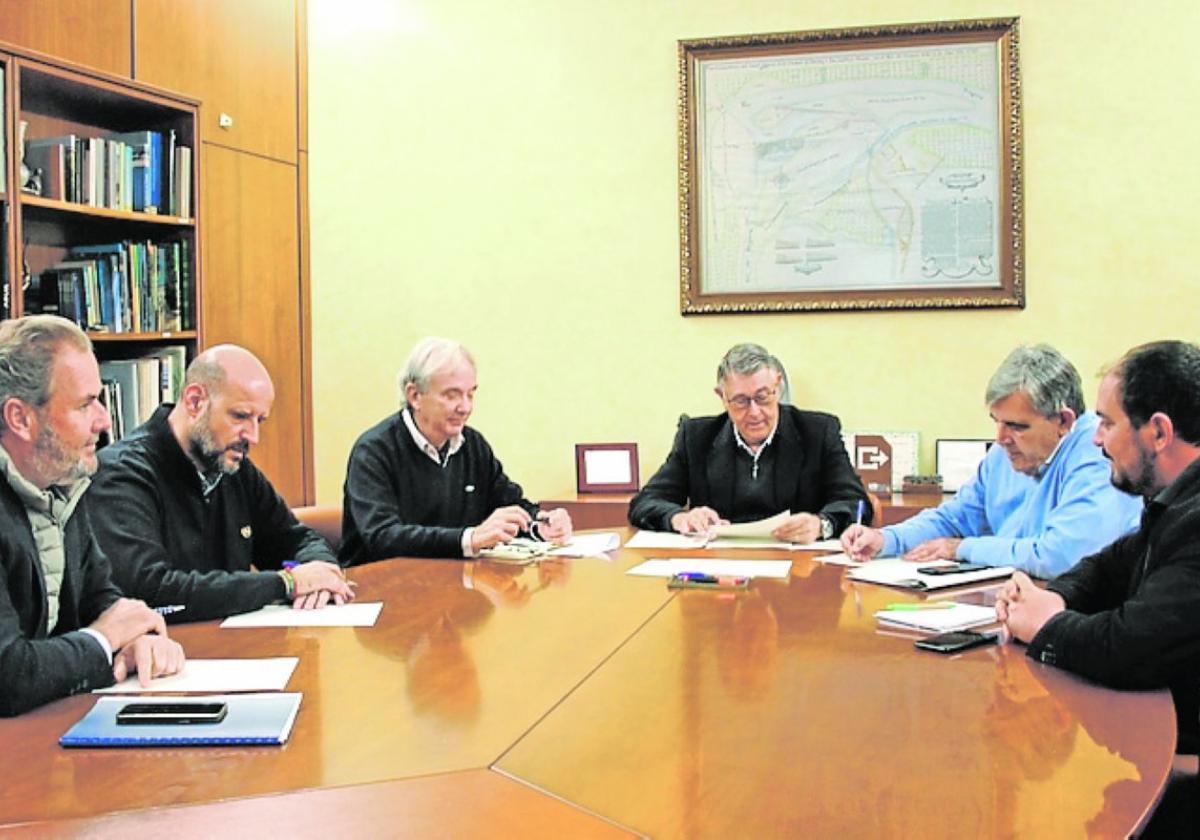 Un momento de la reunión celebrada este lunes.