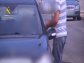 Un usuario compra droga en el punto de venta desmantelado.