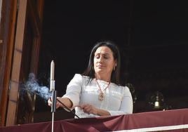 La alcaldesa prende la mecha de uno de los cohetes que se lanzaronayer desde el balcón del Ayuntamiento.