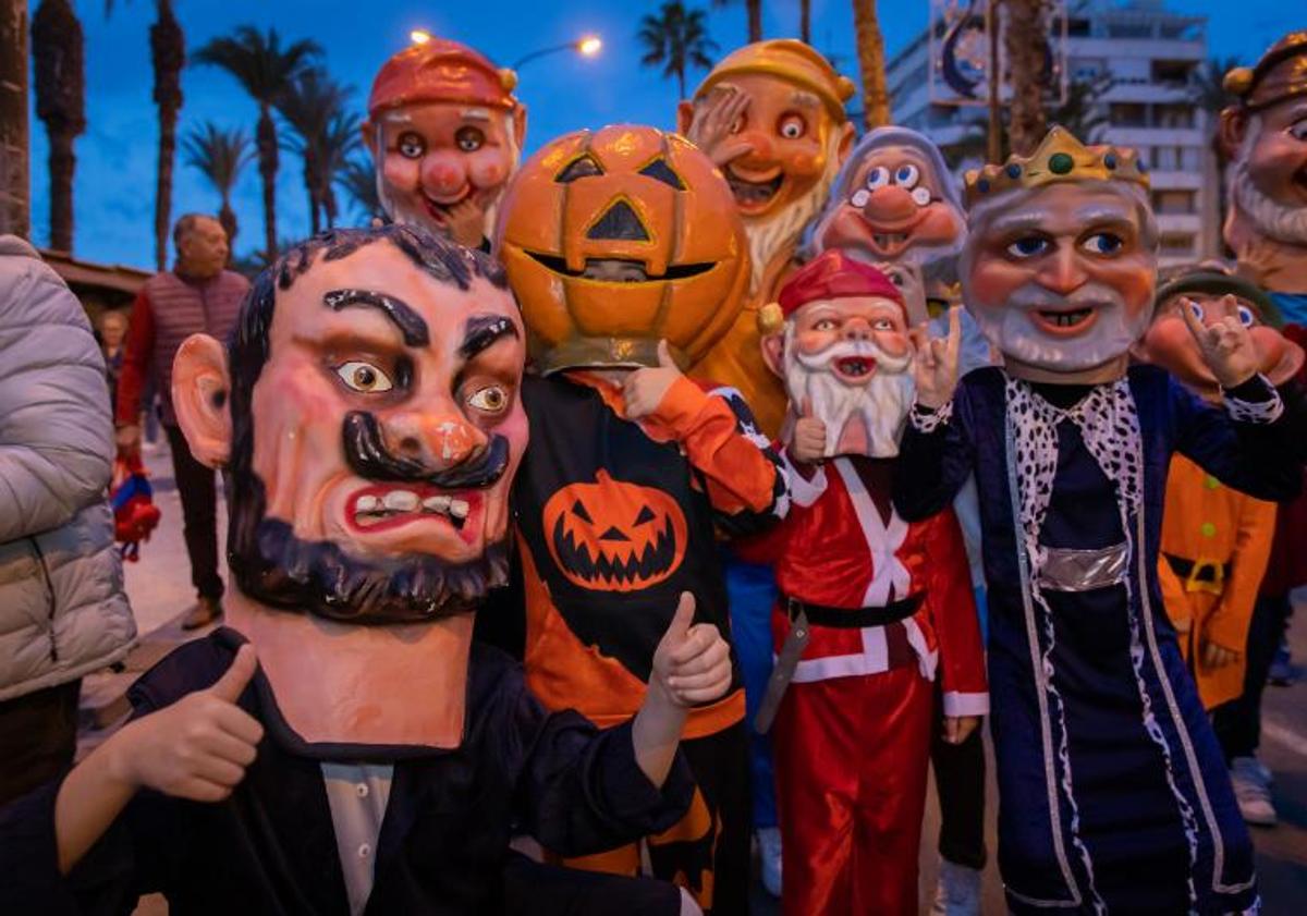 Imagen principal - La tradición de origen murciano que es un icono de las fiestas de Torrevieja