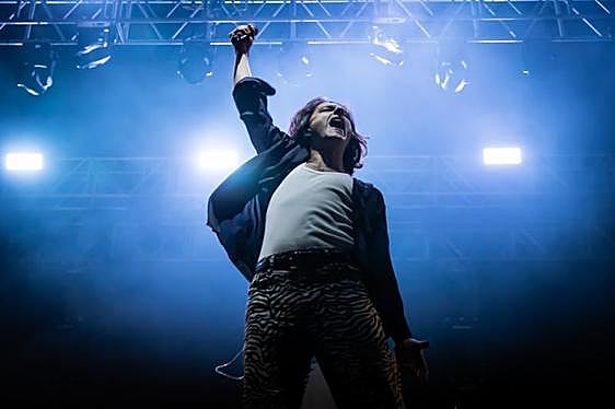 El rock de Arde Bogotá desborda el Palacio de los Deportes de Torrevieja