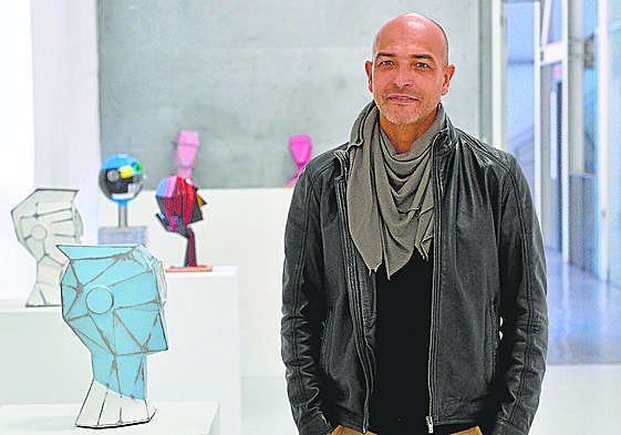 Juan Belando posa en la muestra 'Rosa agnosia', en el Centro Párraga de Murcia, que dirige el artista Sergio Porlán.