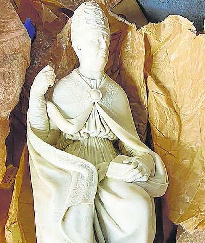 Imagen secundaria 2 - La hornacina donde estuvo empotrado el conjunto hasta 1982; dentro del arco aparecen dos de las piezas y, sobre el frontón, las otras. Sobre estas líneas, dos de las tallas cuando fueron desembaladas en el Centro de Restauración.