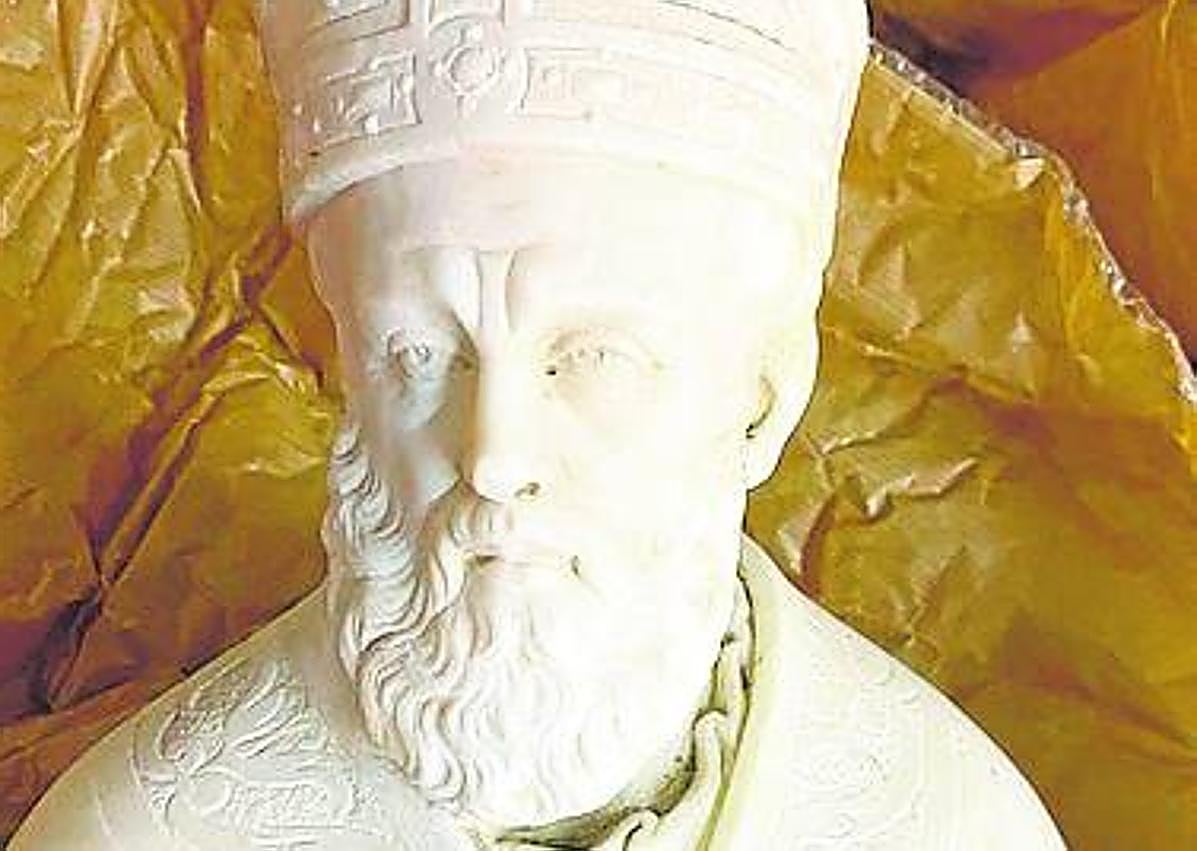 Imagen secundaria 1 - La hornacina donde estuvo empotrado el conjunto hasta 1982; dentro del arco aparecen dos de las piezas y, sobre el frontón, las otras. Sobre estas líneas, dos de las tallas cuando fueron desembaladas en el Centro de Restauración.