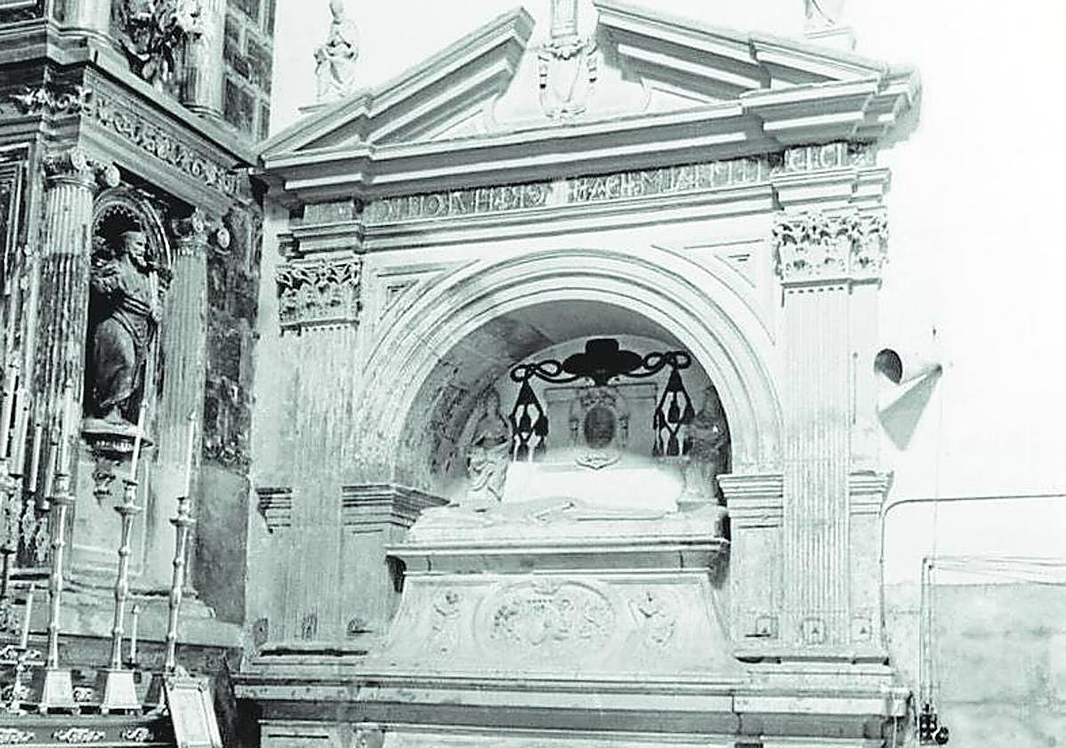 Imagen principal - La hornacina donde estuvo empotrado el conjunto hasta 1982; dentro del arco aparecen dos de las piezas y, sobre el frontón, las otras. Sobre estas líneas, dos de las tallas cuando fueron desembaladas en el Centro de Restauración.