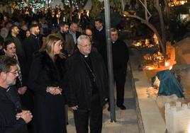 La alcaldesa de Archena, Patricia Fernández, y el obispo, José Manuel Lorca Planes, en el acto de inauguración del Belén municipal.