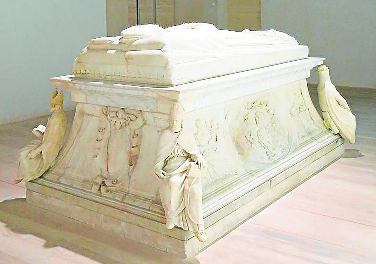 El sepulcro con las esculturas ya recolocadas.