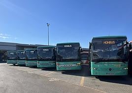 Vehículos de la firma Monbus que prestan el servicio.