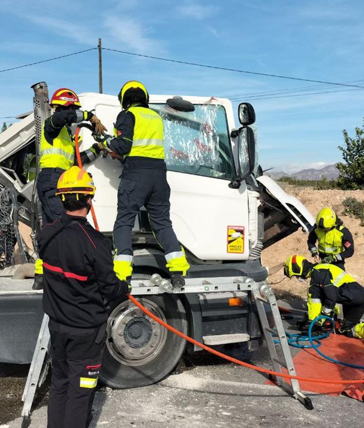 Imagen secundaria 2 - Excarcelan a un conductor en La Murada tras un choque frontal entre dos camiones