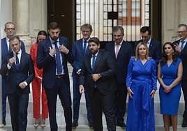 El presidente del Gobierno regional, Fernando López Miras, y los consejeros durante la toma de posesión de estos.