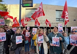 Las trabajadores de limpieza protestan este jueves frente al Hospital Morales Meseguer