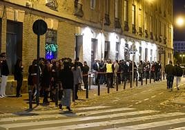 Colas para acceder, este viernes por la tarde, al disco-pub Alter Ego, ubicado en el Callejón de Burruezo, frente al Palacio de San Esteban.
