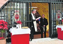 Bendición del espacio por parte del rector de la Basílica, ayer.