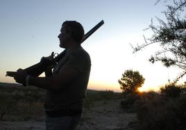 Un cazador en plena faena, en una foto de archivo.