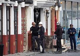 Policía cientifíca y forense entran en las discotecas afectadas para recabar información.