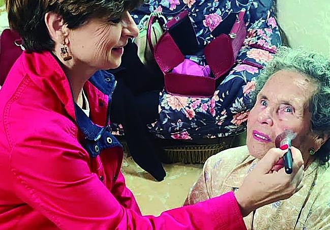 En maquillaje. Antonia Bernal, la veterana del calendario con 90 años, antes de posar.