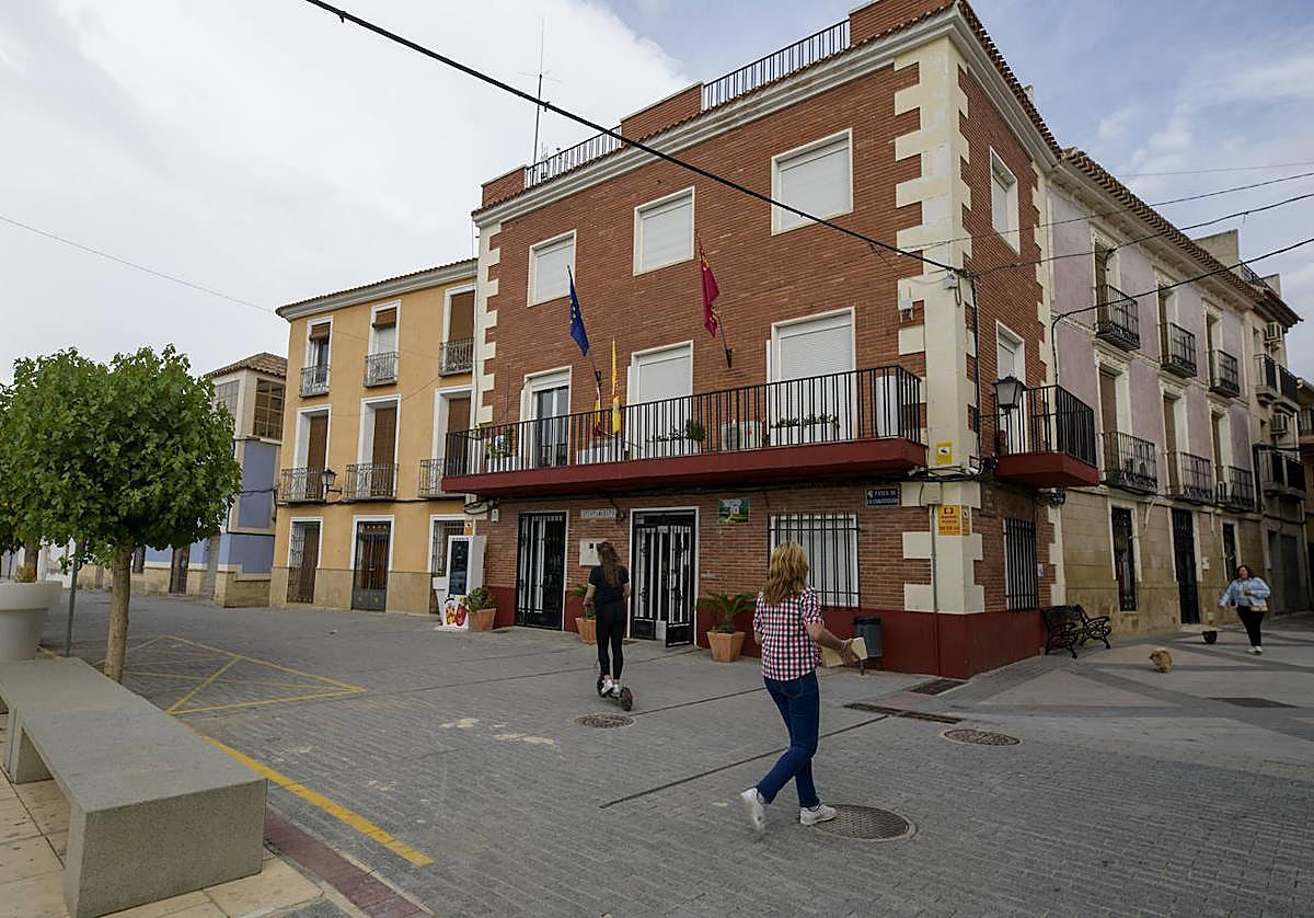 Viandantes frente al Ayuntamiento de Albudeite, en una foto de archivo.