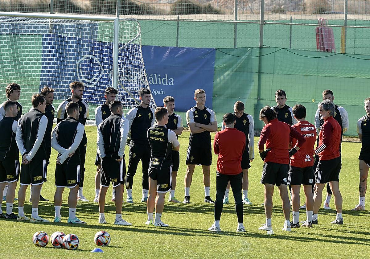 Pablo Alfaro se dirige a sus futbolistas en un entrenamiento celebrado en las instalaciones de Pinatar Arena.