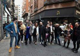 Un grupo de amigos se reúne para celebrar la comida de Navidad, el pasado miércoles en el centro de Murcia.