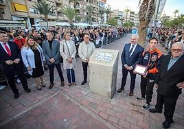 Pedro Acosta, junto a autoridades, vecinos y fans, durante la inauguración de la plaza Campeón Pedro Acosta en Puerto de Mazarrón.