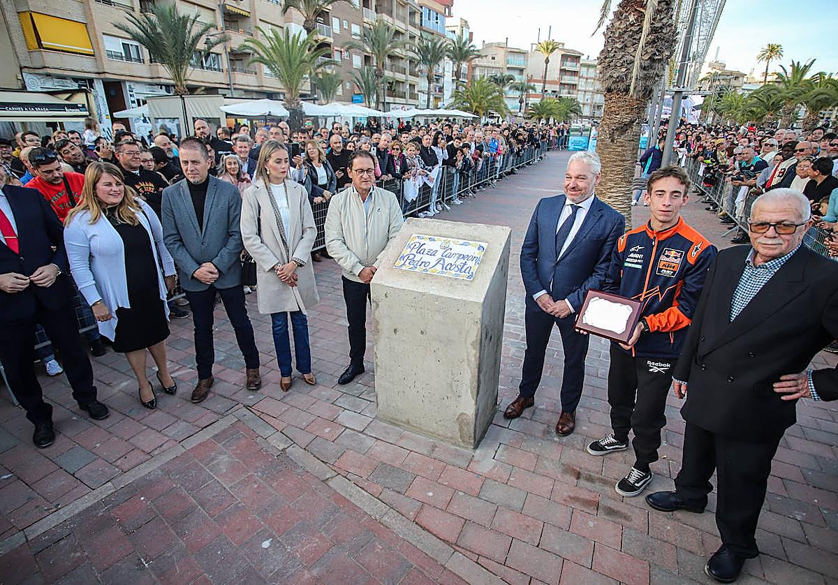 Pedro Acosta, junto a autoridades, vecinos y fans, durante la inauguración de la plaza Campeón Pedro Acosta en Puerto de Mazarrón.