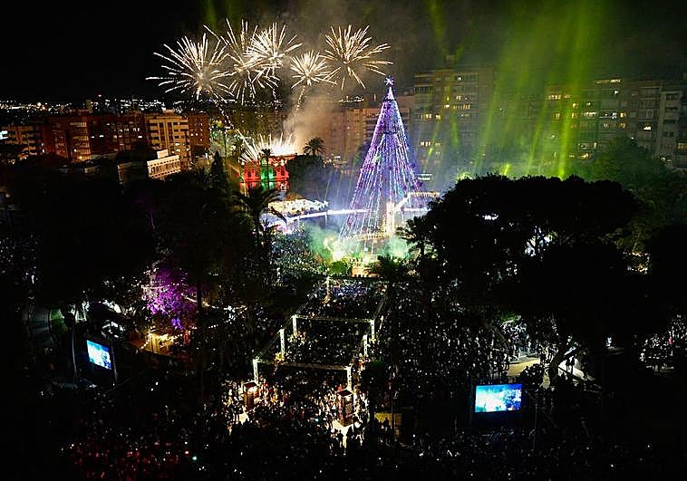 El gran árbol de Navidad de la plaza Circular de Murcia, iluminado, este sábado. En vídeo, resumen del acto.