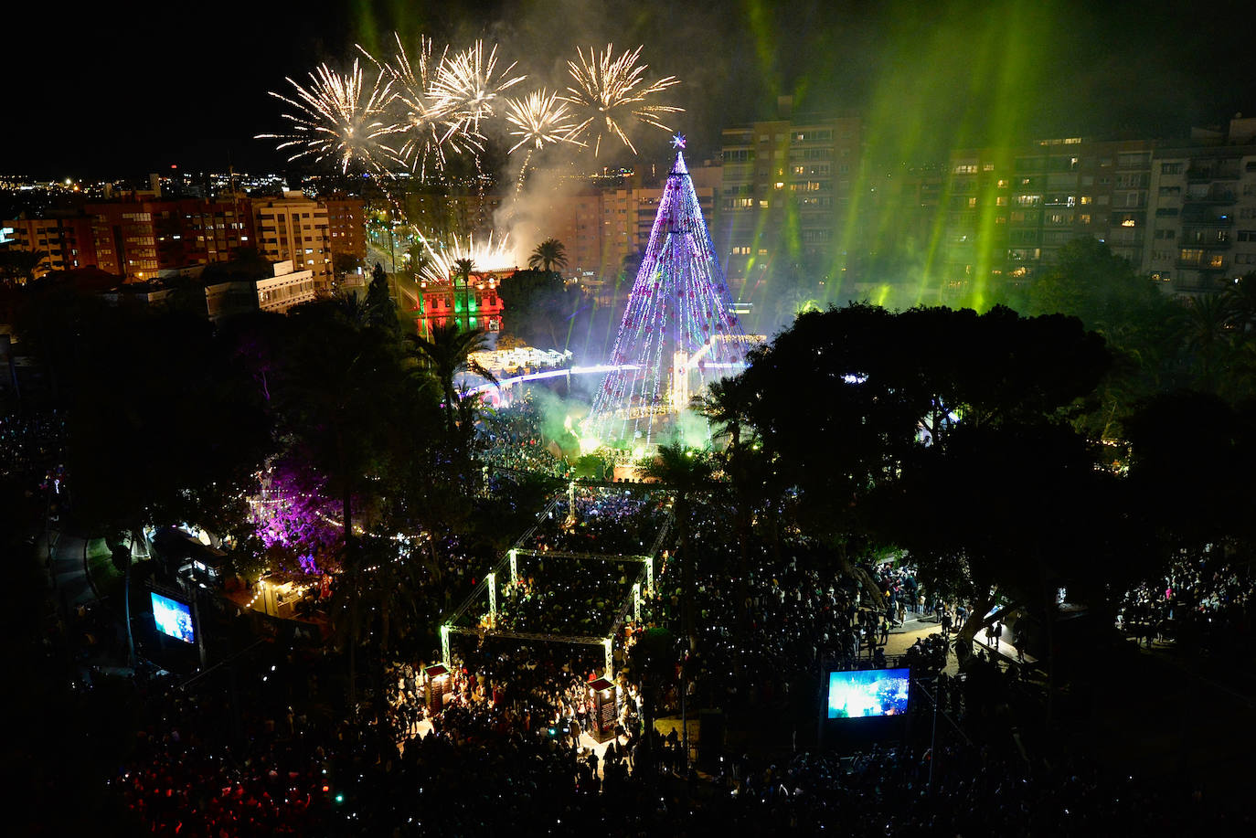 El espectáculo de encendido del gran árbol de Navidad de la plaza Circular de Murcia, en imágenes