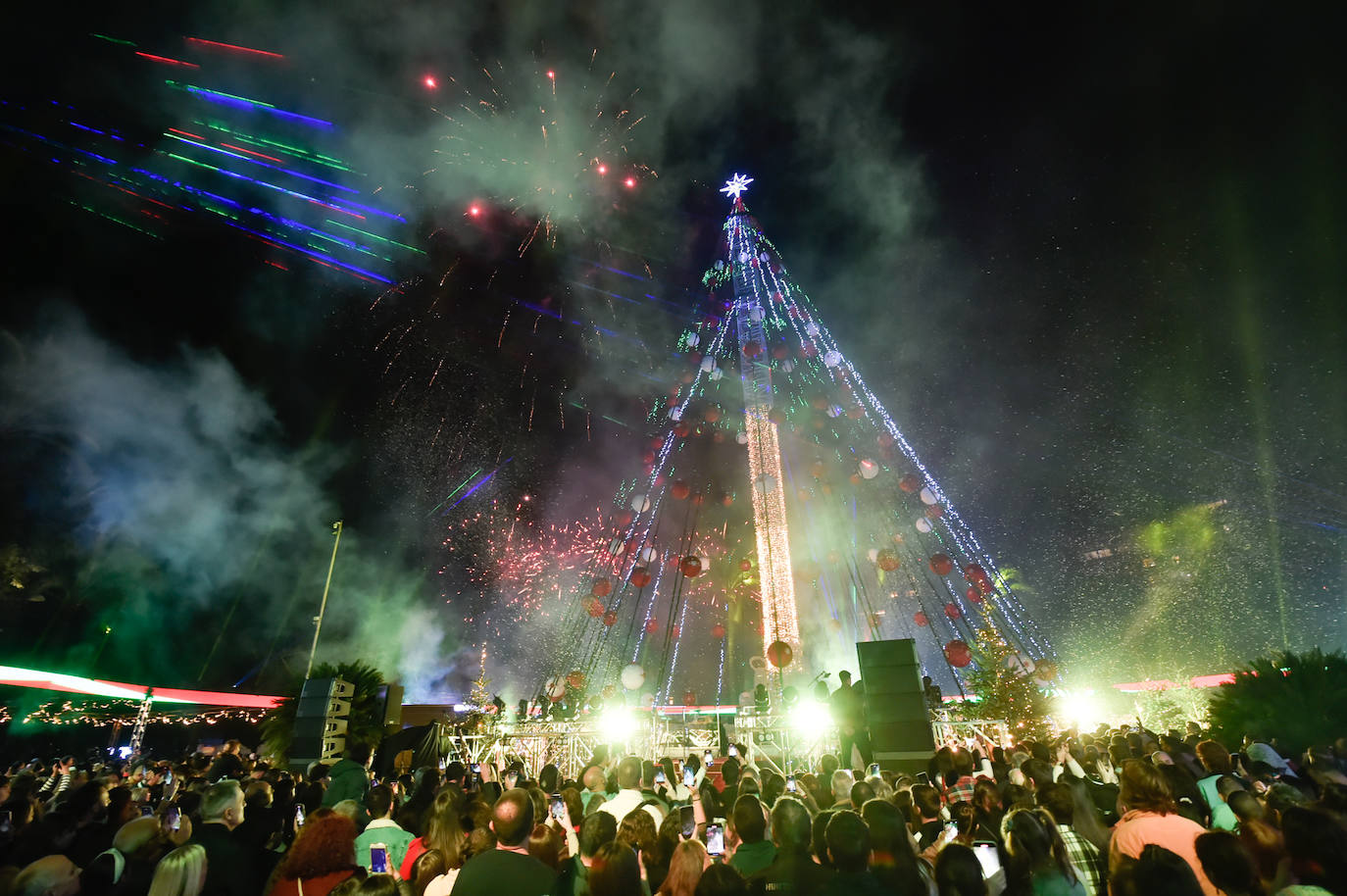 El espectáculo de encendido del gran árbol de Navidad de la plaza Circular de Murcia, en imágenes