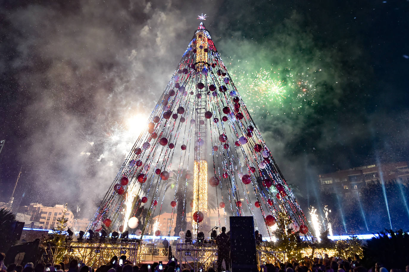 El espectáculo de encendido del gran árbol de Navidad de la plaza Circular de Murcia, en imágenes