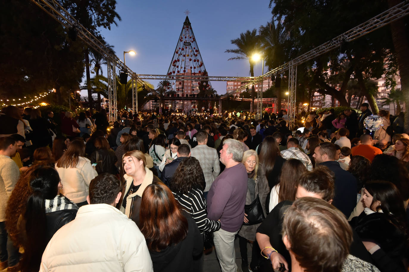 El espectáculo de encendido del gran árbol de Navidad de la plaza Circular de Murcia, en imágenes