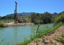 Maquinaria en la zona de obras del puente.