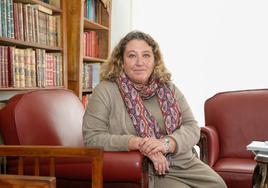 La nueva decana del Colegio de Abogados posa en su despacho, rodeada de libros de Derecho y sobre la historia de la ciudad.