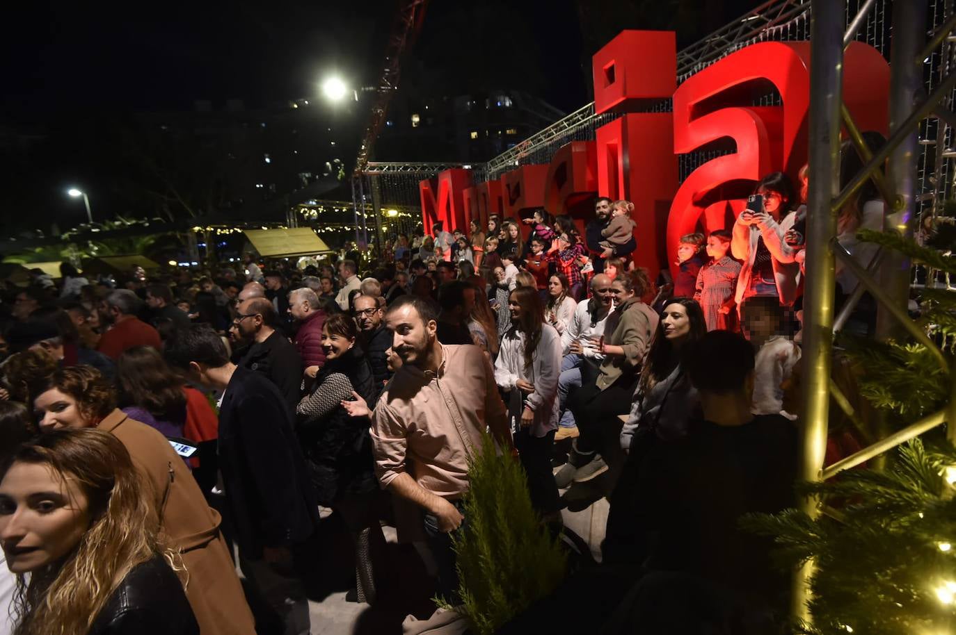 El espectáculo de encendido del gran árbol de Navidad de la plaza Circular de Murcia, en imágenes