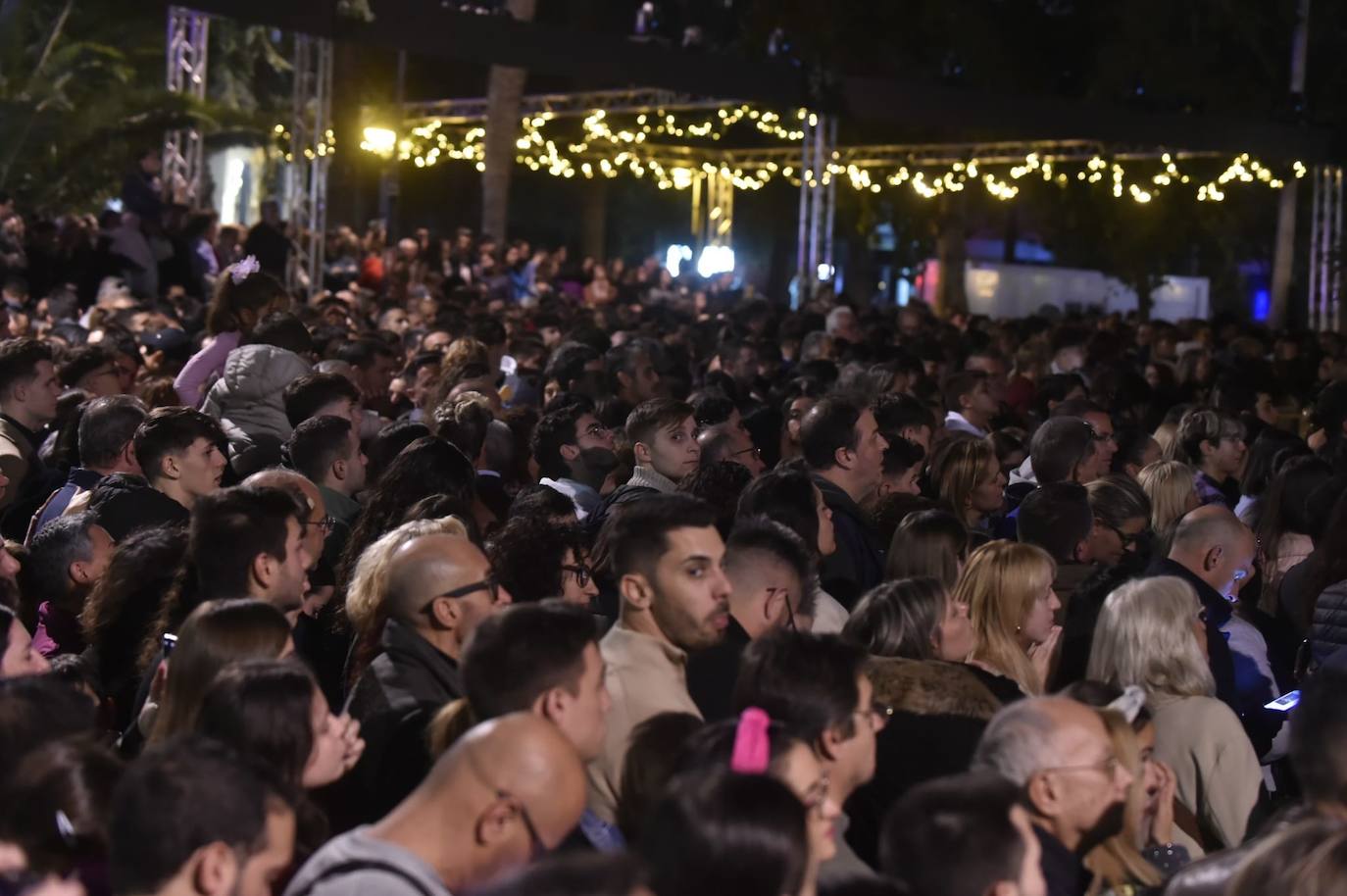 El espectáculo de encendido del gran árbol de Navidad de la plaza Circular de Murcia, en imágenes