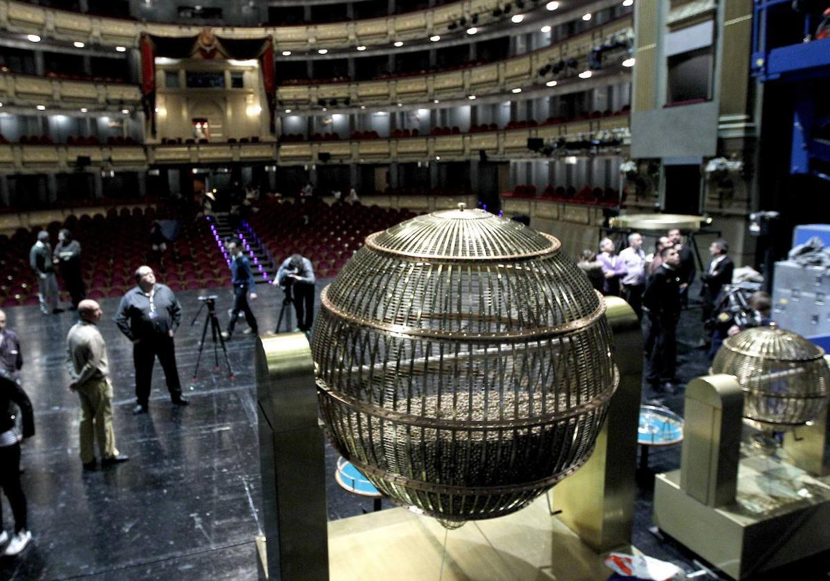 Los bombos de la Lotería de Navidad el día que se situaron encima del escenario del Teatro Real para el sorteo de ese año