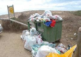 Contenedores desbordados por la basura en Calblanque, en una fotografía de archivo.