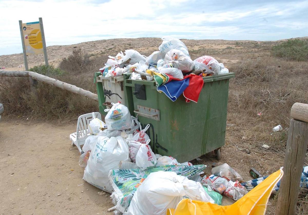 Contenedores desbordados por la basura en Calblanque, en una fotografía de archivo.