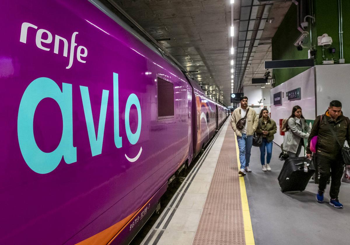 Llegada a Murcia del primer tren Avlo desde Madrid, en imágenes