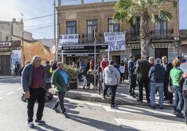 Algareños concentrados ante el edificio de la Cruz Roja.