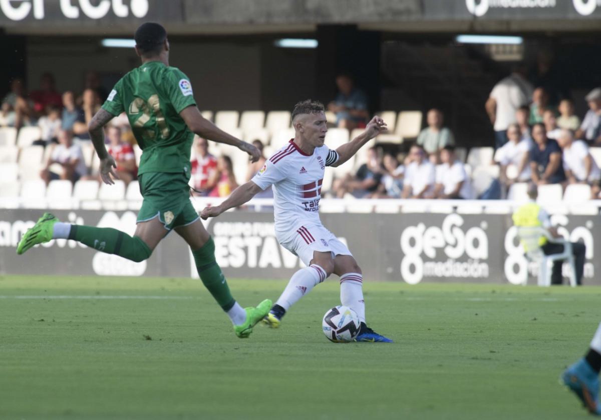 Pablo de Blasis maneja una pelota en el Carabela de Plata del año 2022 que enfrentó al Cartagena y al Elche y donde los albinegros lograron la victoria.