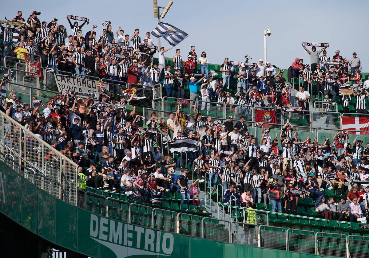 Aficionados del Cartagena animando a su equipo en el primer tiempo.