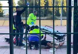 Servicios de Emergencia atienden al herido ante la presencia de un agente de la Policía Nacional.
