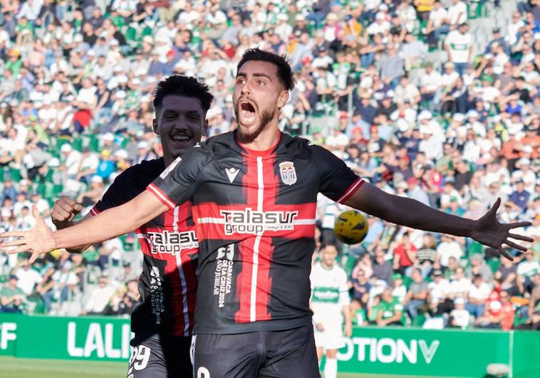 Luis Muñoz celebra con rabia el gol de la victoria frente al Elche.