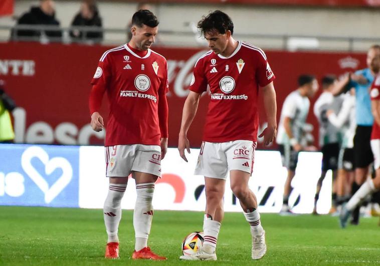 Rodri Ríos y Guarrotxena, cabizbajos, en el primer gol del Antequera.