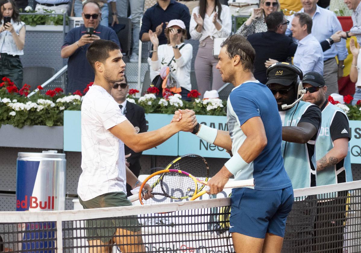 Carlos Alcaraz y Rafa Nadal, en el último partido que disputaron, en 2022 en Madrid.