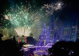 Espectáculo de fuegos artificiales en el encendido del Gran Árbol de Navidad este sábado.