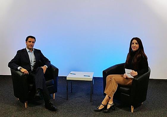Alfonso García, director de equipo de Banca Privada en Murcia de Banco Sabadell, con la periodista Lydia Martín durante la grabación.