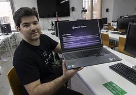 Antonio Balanza muestra su portátil, desde el que dirige su empresa, momentos antes de dar una charla en la Politécnica.