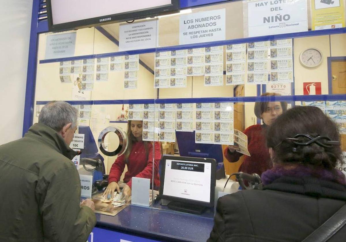 Dos compradores acuden a su administración de confianza para hacerse con sus décimos de la suerte.
