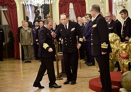 Eugenio Díaz del Río cede el paso a Victoriano Gilabert, tras su toma de posesión.